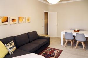ein Wohnzimmer mit einem Sofa und einem Tisch in der Unterkunft Cal Sisquet - LOLA in La Seu d'Urgell