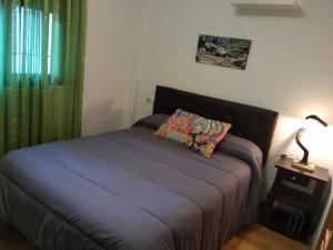 a bedroom with a bed with a pillow and a lamp at Ariosa in Arroyo Frio +7 photos