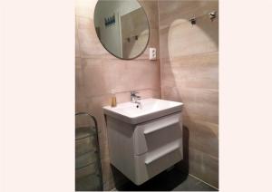 ein Bad mit einem Waschbecken und einem Spiegel in der Unterkunft Haus Ostseestrand in Ahlbeck