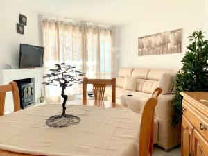 a living room with a table with a tree on it at Apartamento Sun Beach in Benalmádena