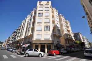 Το κτήριο όπου στεγάζεται  το διαμέρισμα