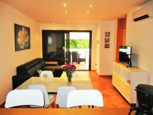 sala de estar con mesa y sillas blancas en Apartment luxury complex with sea view, en Adeje