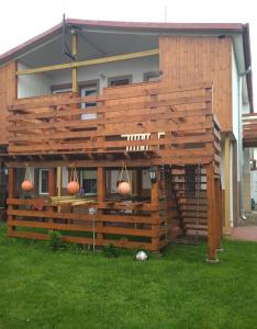 een houten terras met pompoenen voor een huis bij Pensjonat i Restauracja U Zdzicha in Rowy