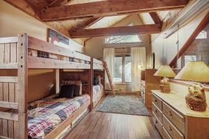 a bedroom with two bunk beds and a desk at An203 Anaconda Condo in Copper Mountain