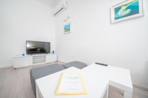 TV a/nebo společenská místnost v ubytování Sea Pearl Residence - Top beachfront location apartments in Bol centre
