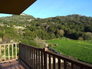 uma varanda com vista para um campo e árvores em Apartamento Fuerte El Mazo em Santoña