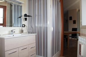 un baño con lavabo y ducha en B&B BABY D, en Montalto Uffugo 26 fotos más