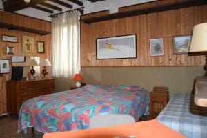 um quarto com uma cama, uma secretária e uma cadeira em B & B le querce di Marco CAMERA VERDE em San Prospero 