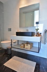 Et badeværelse på Exclusive Villa Campoamor by NRAS