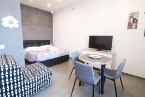 a room with a table and a chair and a bed at Holiday House in Naples