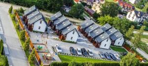 eine Luftansicht eines Parkplatzes mit geparkten Autos in der Unterkunft Piaskowa Polana in Dębki