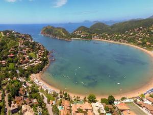 an aerial view of a beach with boats in the water at Mansão Cinematográfica de Frente para à Praia da Ferradura com Sete Suítes Por Luxury Rentals in Búzios