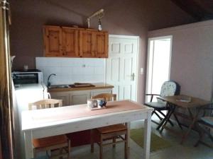 a kitchen with a table and a table and chairs at Elm Tree Dream Catcher in StrinÃ½las