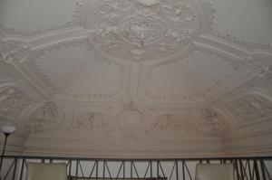 un techo ornamentado en un comedor en Appartamenti Villa Bellini, en Catania