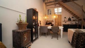 ein Wohnzimmer mit einem Tisch und einem Esszimmer in der Unterkunft Cosy Cityhouse Leeuwarden in Leeuwarden