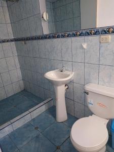 a bathroom with a toilet and a sink at Hospedaje Inti in Pisac