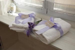 - deux serviettes assises sur un comptoir dans la salle de bains dans l'établissement Miro B&B, à Lecce