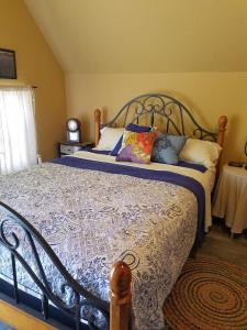 - une chambre avec un grand lit et des oreillers dans l'établissement Cabin Sweet Cabin, à Canyon Lake