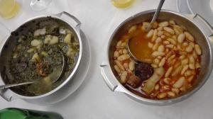 a pot of food and a pot of beans at Hotel El Molinón in Cangas del Narcea