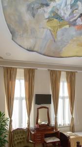 una sala de estar con una pintura en el techo en Apartments Skadarlija, en Belgrado