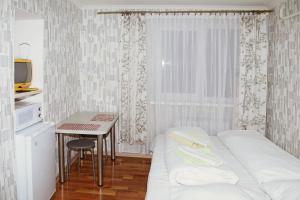 カリーニングラードにあるApartment Leningradskaya 5のベッドとテーブル付きの小さな部屋
