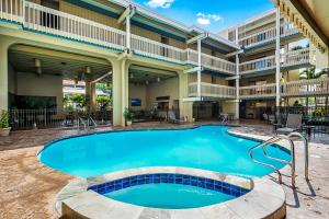 een afbeelding van een zwembad in een hotel bij Oceanfront Luxury Condo in Kailua-Kona