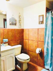 Ένα μπάνιο στο Villa in Tranquil Gated Community, 2 Bedroom 2 Bath