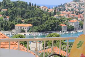 - Balcón con vistas al puerto en Guesthouse Victoria, en Dubrovnik
