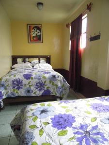 um quarto com 2 camas e uma janela em Hotel Landivar Zona 7 em Guatemala