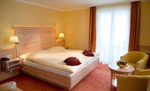 Tempat tidur dalam kamar di Hotel Restaurant Waldhaus
