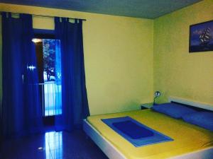 een slaapkamer met een groot bed en een raam bij Triglav Studio Apartments 2 in Punat