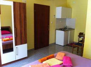 een kamer met een slaapkamer met een bed en een keuken bij Triglav Studio Apartments 2 in Punat