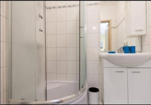 baño blanco con ducha y lavamanos en Triglav Studio Apartments 2, en Punat