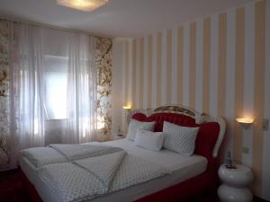 Giường trong phòng chung tại Hotel Geissler