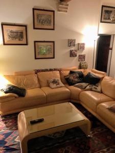 un soggiorno con divano e tavolino da caffè di Super attico della Brigata Spendereccia! a Monteroni dʼArbia