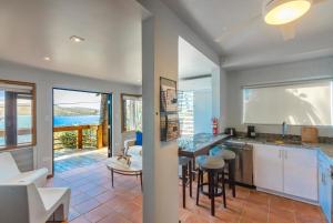 uma cozinha e sala de estar com vista para o oceano em Oceania Villas em Culebra