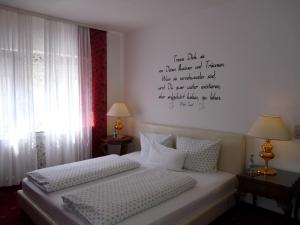 Giường trong phòng chung tại Hotel Geissler