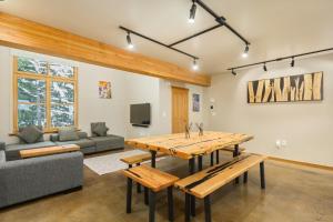 sala de estar con mesa de madera y sofá en The Mountain Project #2, en Rossland