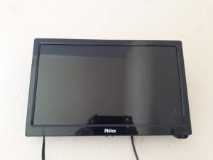 a small television sitting on top of a table at Pousada Alvorada in Riachão