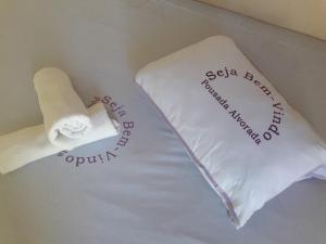 Cama con papel higiénico y almohada en Pousada Alvorada en Riachão