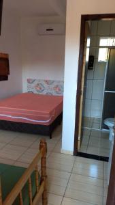 Pousada vila oeste في إيتابوا: غرفة صغيرة بها سرير ودرج