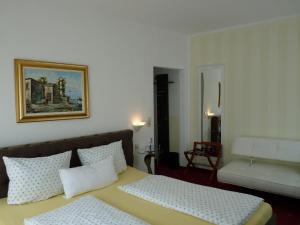 Giường trong phòng chung tại Hotel Geissler