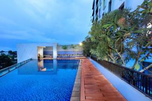 Bazén v ubytování Aston Palembang Hotel & Conference Centre nebo v jeho okolí