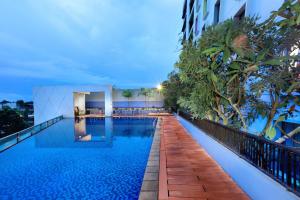 - une piscine dans un hôtel la nuit dans l'établissement ASTON Palembang Hotel & Conference Centre, à Palembang