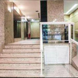 um edifício com escadas e uma porta branca em Confortável apto cama queen e sofá cama - COPACABANA no Rio de Janeiro