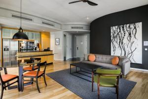 Kuchyň nebo kuchyňský kout v ubytování E&O Residences Kuala Lumpur