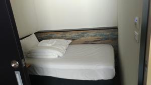 A bed or beds in a room at Tropical Fish B&B