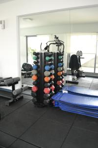 un gimnasio con una barra de ejercicios en Beautiful & bright new studio en Buenos Aires