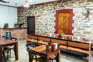 En restaurant eller et spisested på Broken Hill Outback Resort