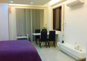Uma cama ou camas num quarto em Sanyi Wei Wei Feng B&B
